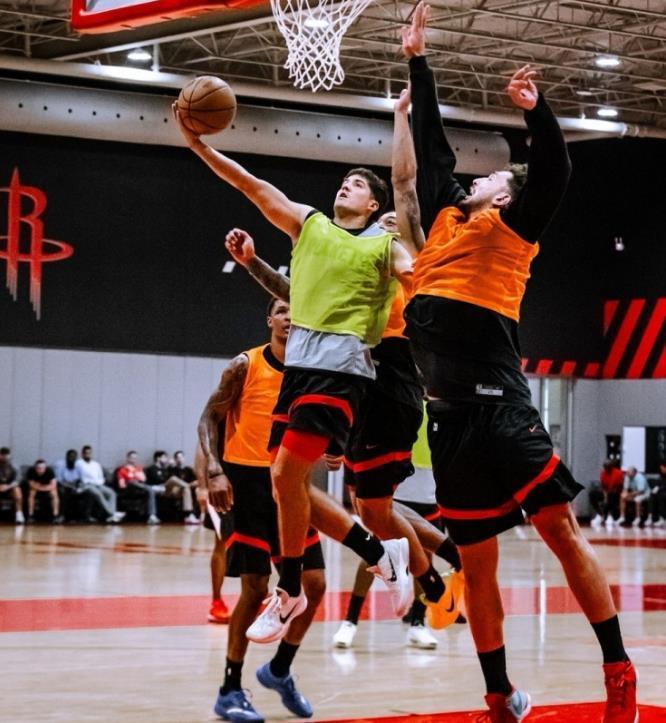 火箭队双射手爆发！三分11中8合砍24分，斯通或提前续约