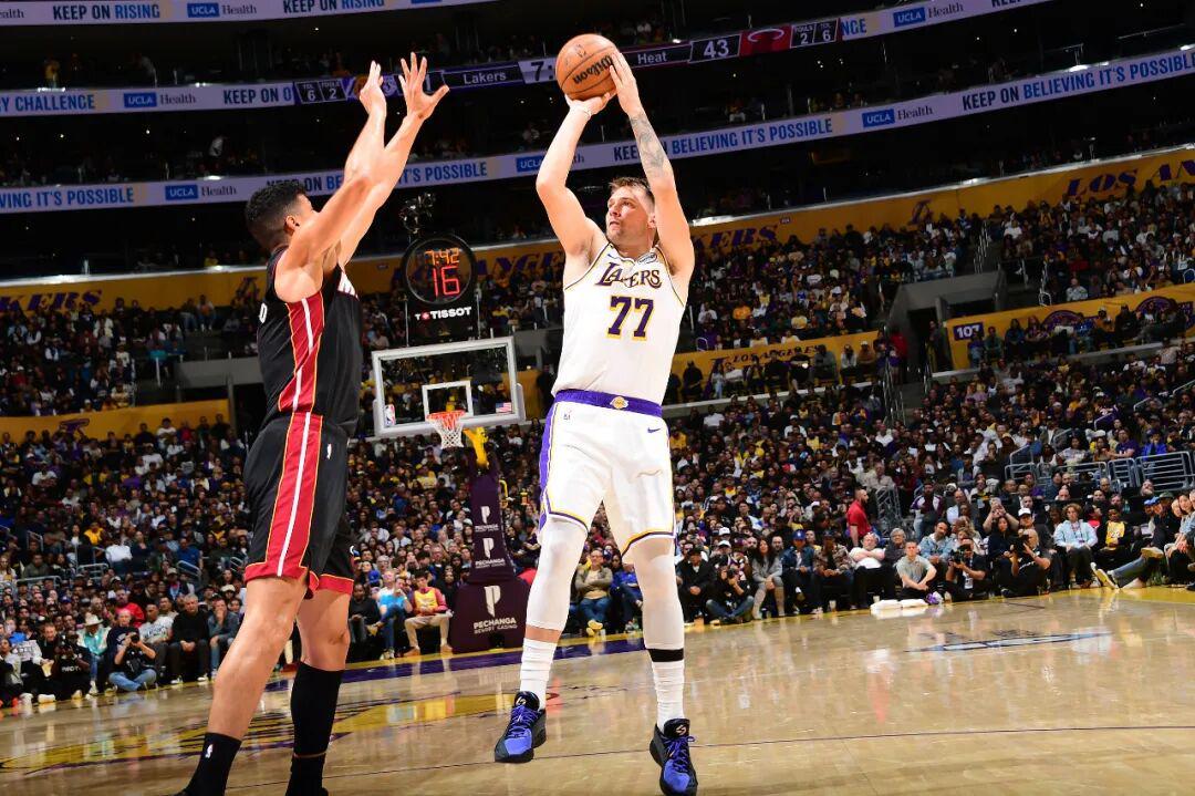 NBA战报：东契奇首获三双，马刺公牛五连胜同日终结