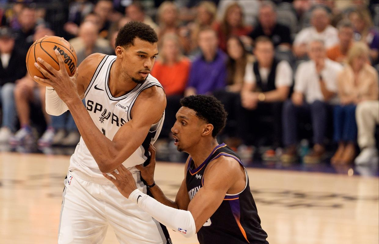 马刺不败纪录终结！太阳战术锁死文班亚马，他与字母哥差距在哪？