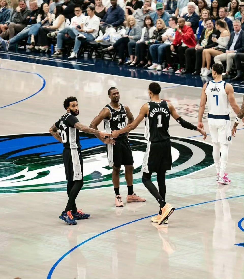 NBA爆冷！太阳掀翻5连胜马刺，布克28+13率队大胜文班14中4
