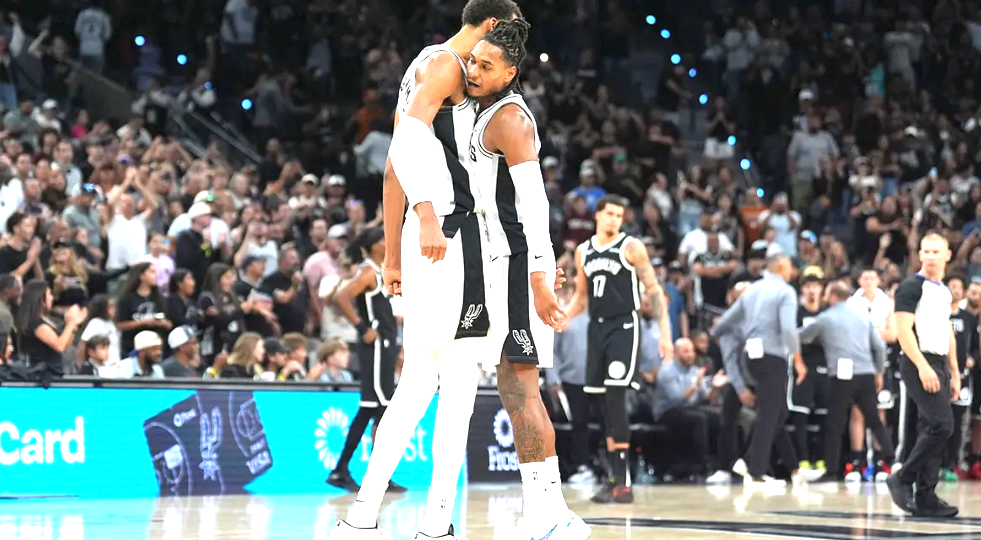 马刺赛季首败爆冷！文班低迷揭示五大现实，太阳布克爆发