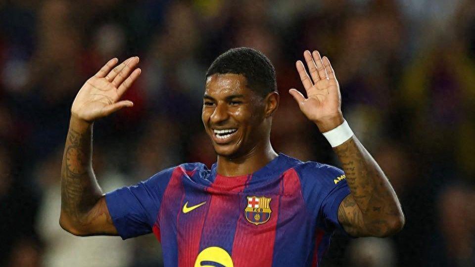 巴萨主场罕见一幕：拉什福德破门后获全场球迷起立致敬