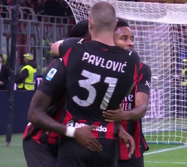 AC米兰1-0胜罗马重返意甲前三，9轮不败紧追榜首