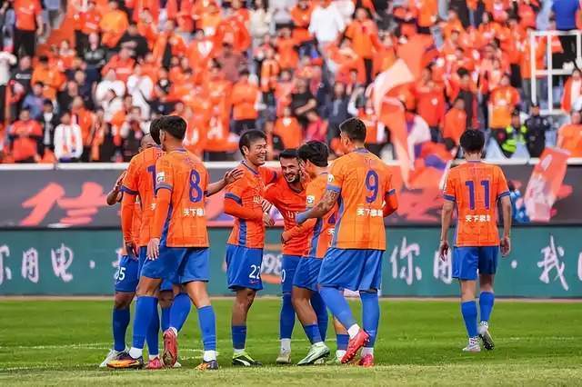 瓦科续约泰山遇阻：西亚球队高薪诱惑，中超射手王去留成谜