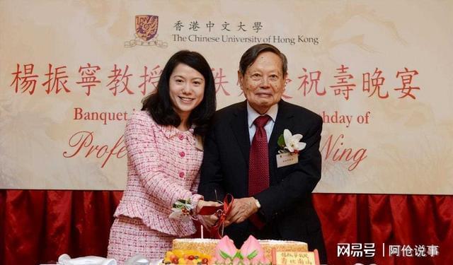 杨振宁翁帆深夜工作