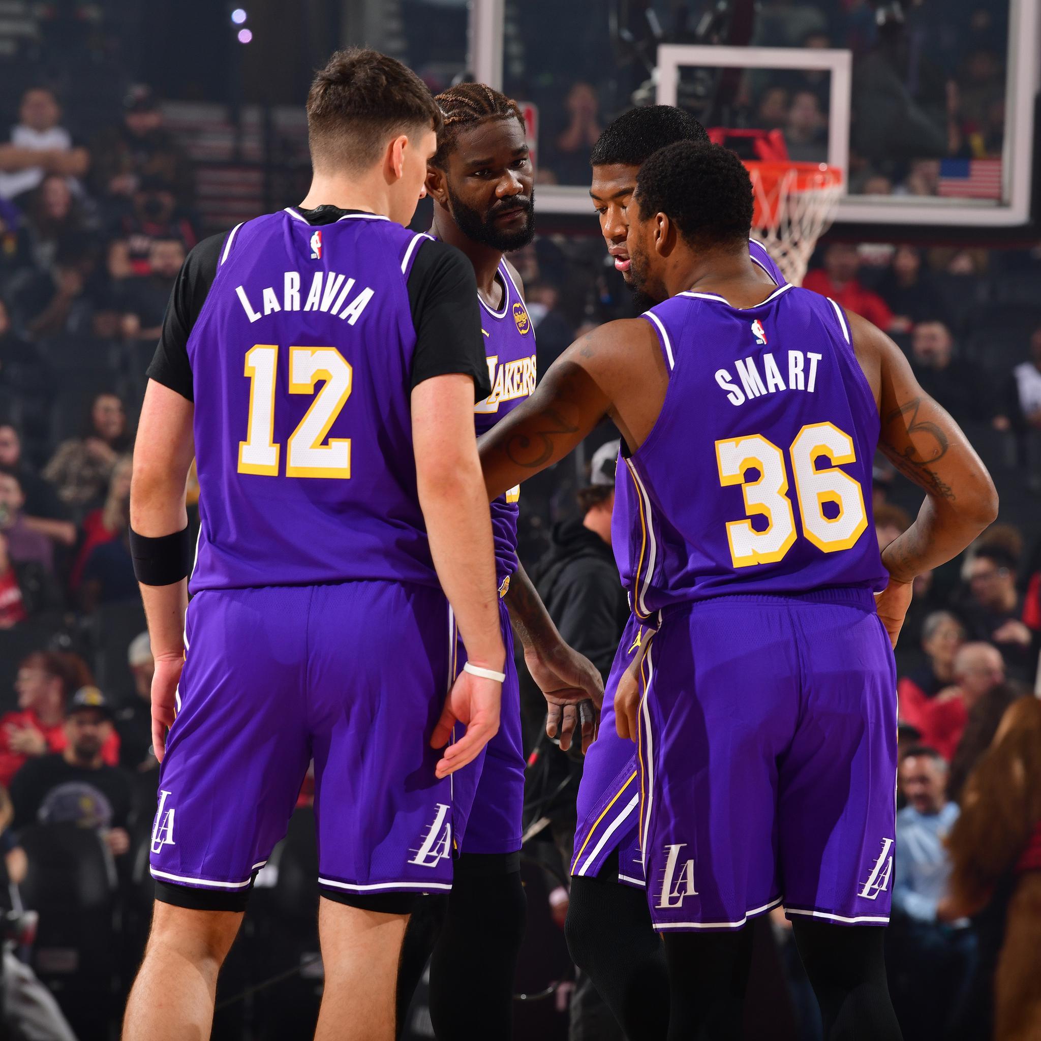 残阵湖人客场力克开拓者 豪取4连胜艾顿29分10板