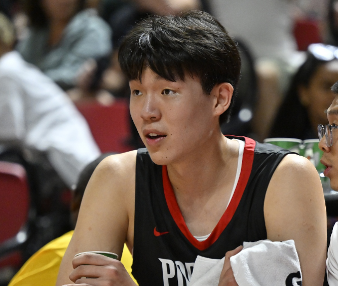 杨瀚森两场遭弃用：开拓者逆转失利 未来或再返发展联盟