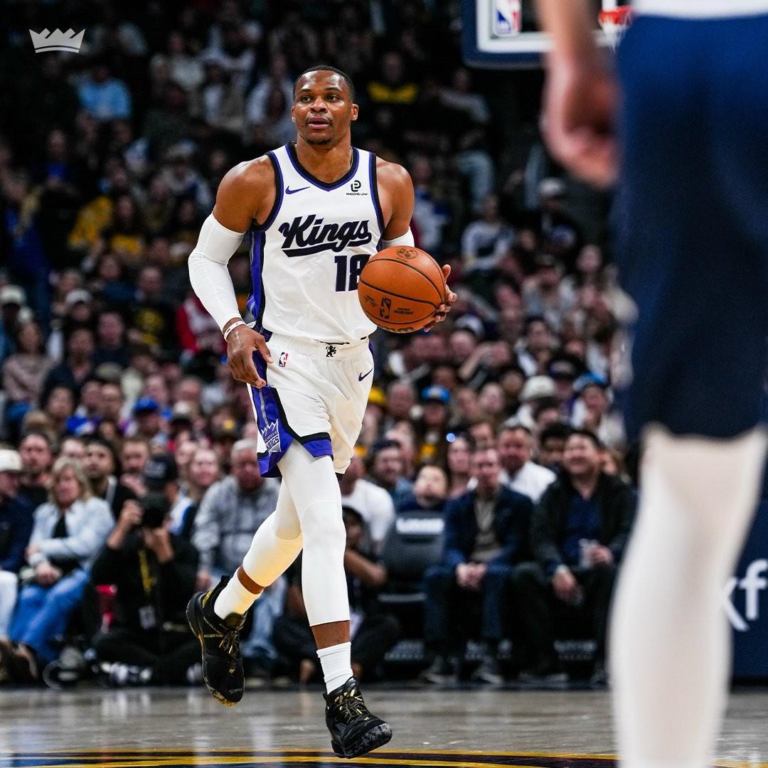 威少转型大前锋首战惊艳！17中10狂轰26+12+6，三分6中3创惊喜