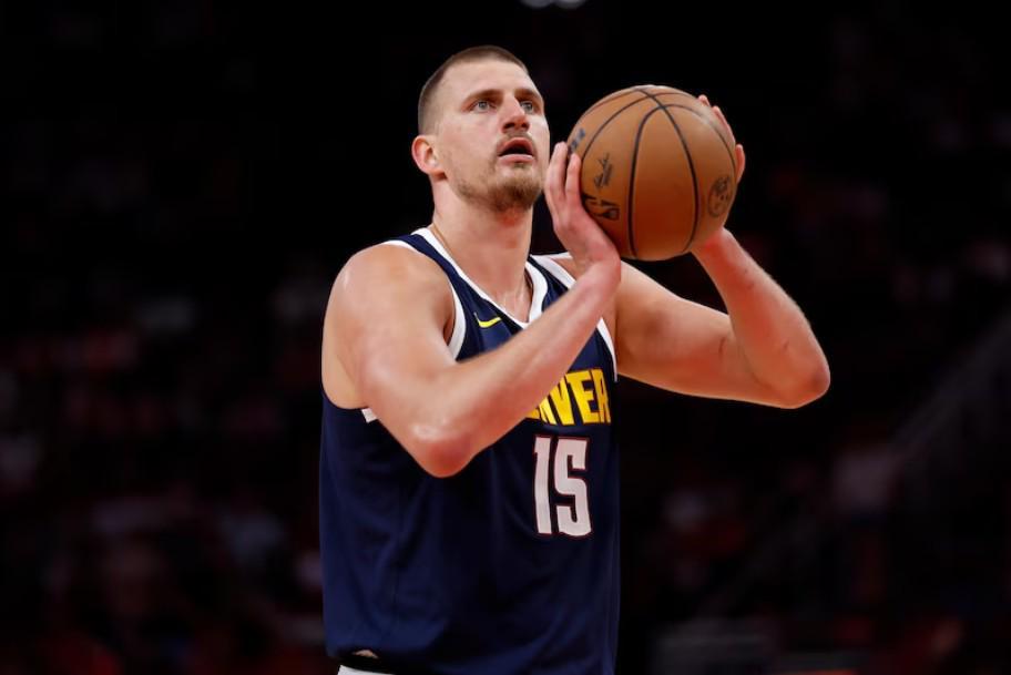 约基奇狂轰34+14+7！全能数据率掘金险胜国王，正负值+18统治全场