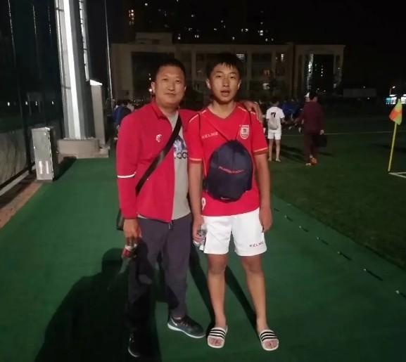 泰州队巴特苏超夺冠后深情缅怀父亲：传承足球梦想，继续砥砺前行