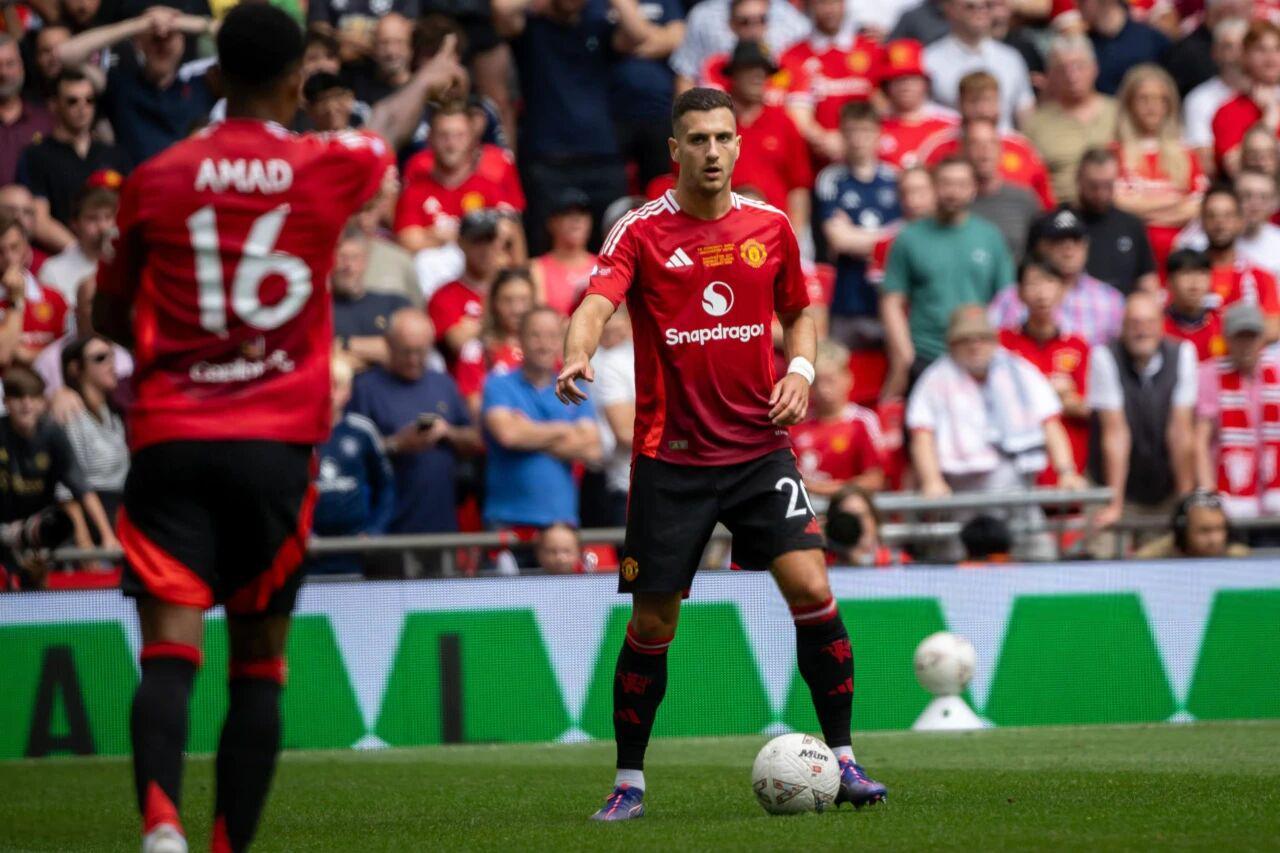 曼联2-2战平暴露防守顽疾：边翼卫成最大短板，引援策略遭质疑