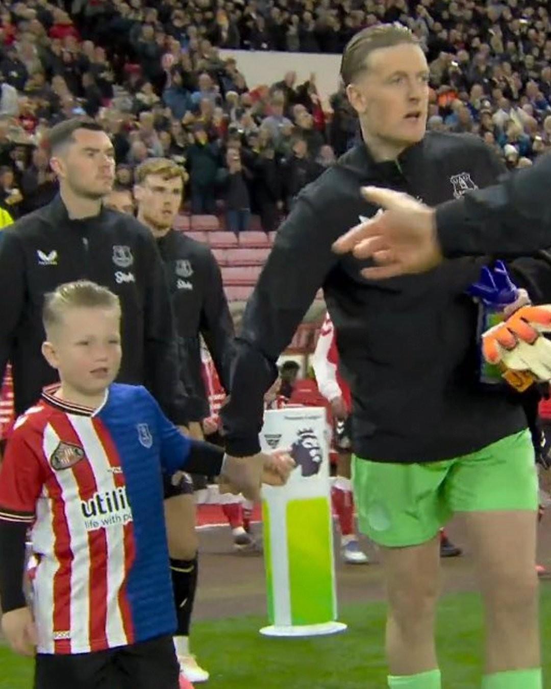 皮克福德战母队桑德兰，儿子拼接球衣成赛场焦点