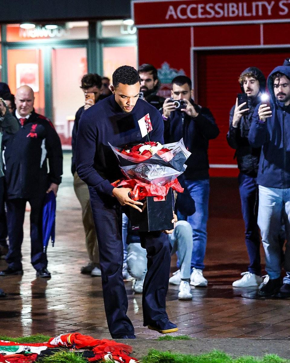 阿诺德深情悼念若塔：纪念碑前献上游戏手柄与手写卡片