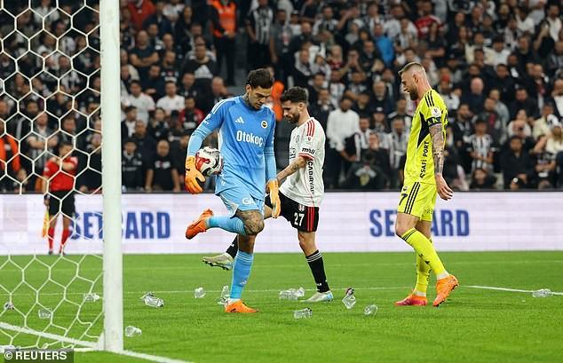 土超德比火爆现场：埃德森遭球迷投掷塑料杯，阿森西奥被击中