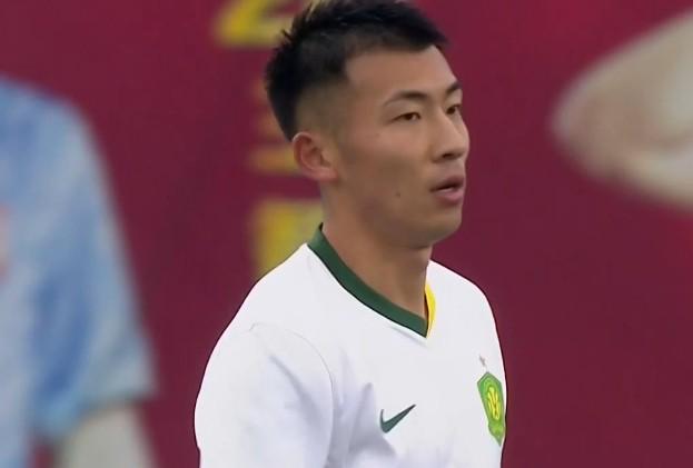 国安后卫何宇鹏达成中超百场里程碑，职业生涯再攀高峰