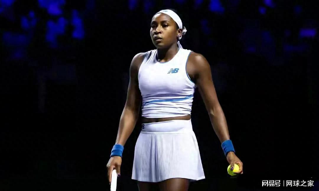 高芙卫冕之路遇阻，斯瓦泰克莱巴金娜争小组头名