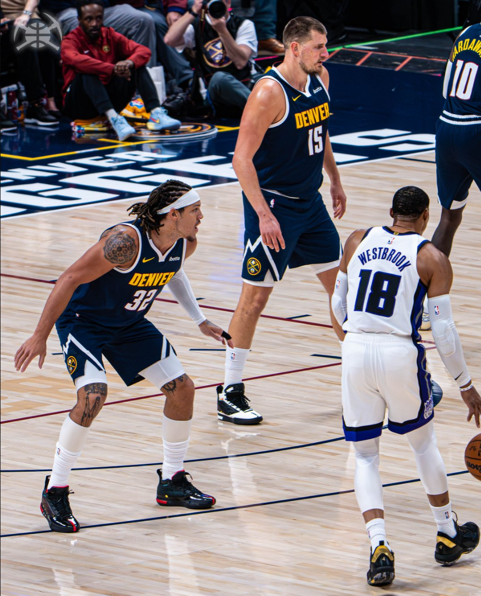 威少国王首秀20+10创里程碑！底薪四号位惊艳掘金主场