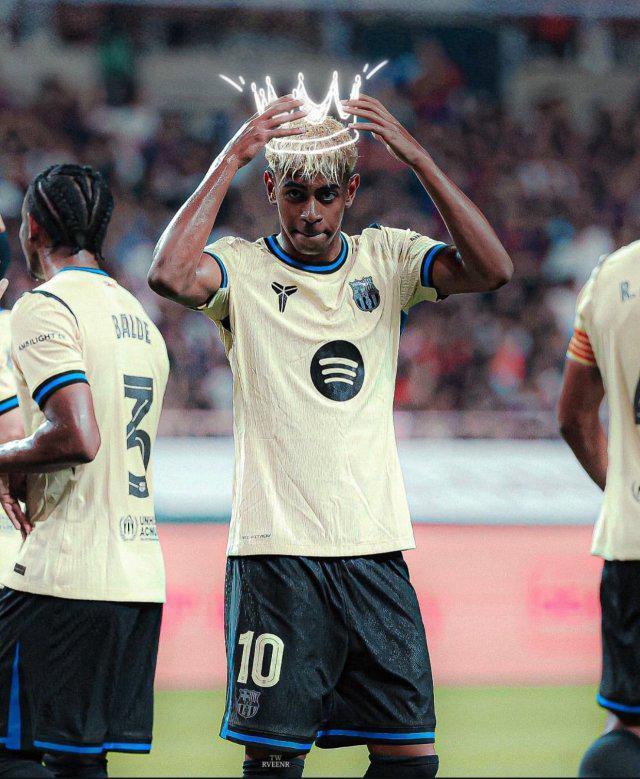 亚马尔戴皇冠庆祝动作背后：偶像灵感还是情感波折？