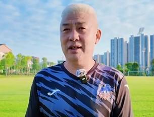 62岁守门员教练李伟光荣退休，定南赣联举办温馨仪式