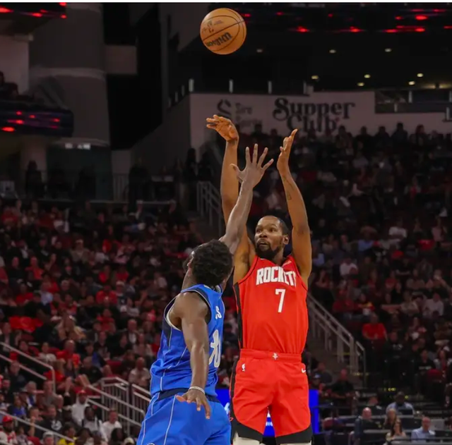 杜兰特三当家助力火箭险胜独行侠，克莱汤普森状态低迷仅得5分