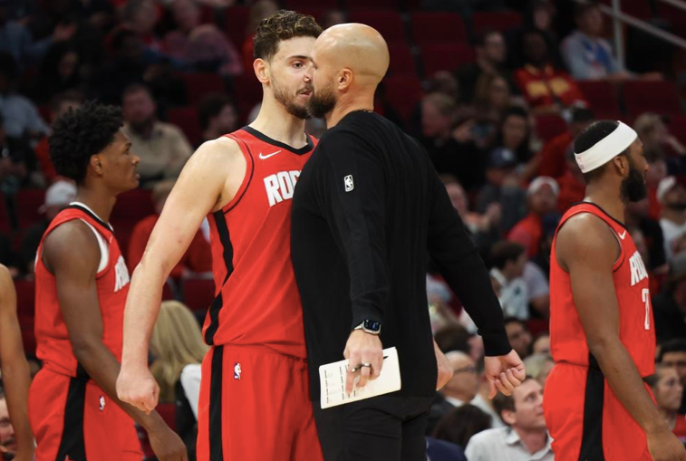 火箭4连胜！双子星狂轰53+16，杜兰特末节救赎仍难掩低迷