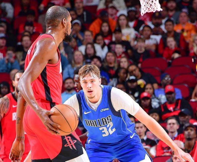 杜兰特21+6+5末节救主，火箭险胜残阵独行侠，克莱低迷仅5分