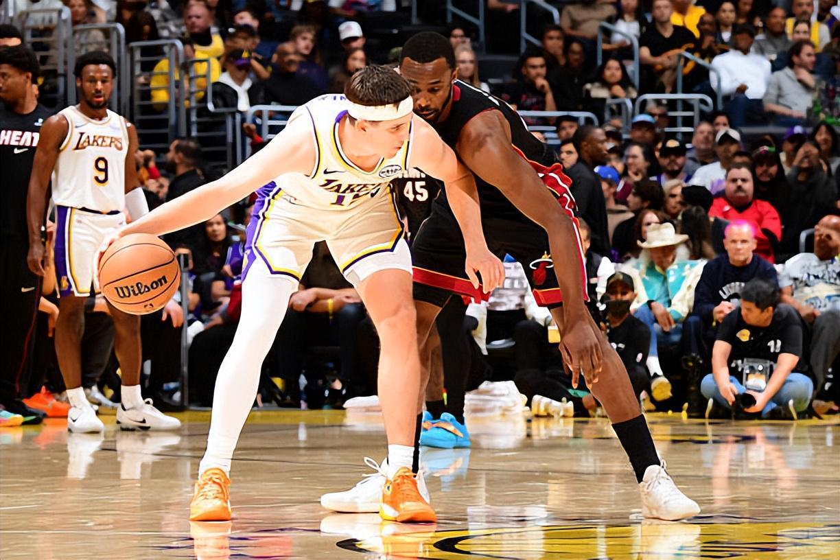 东契奇让权里夫斯后，湖人进攻为何更流畅？