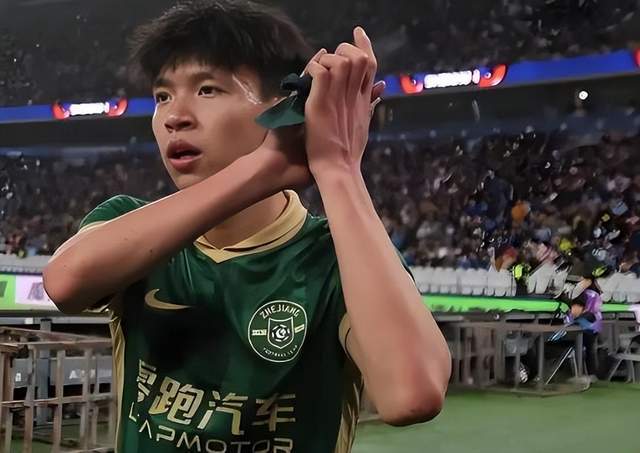 硬气回应！王钰栋全运会输球后遭球迷训话，霸气转身引热议