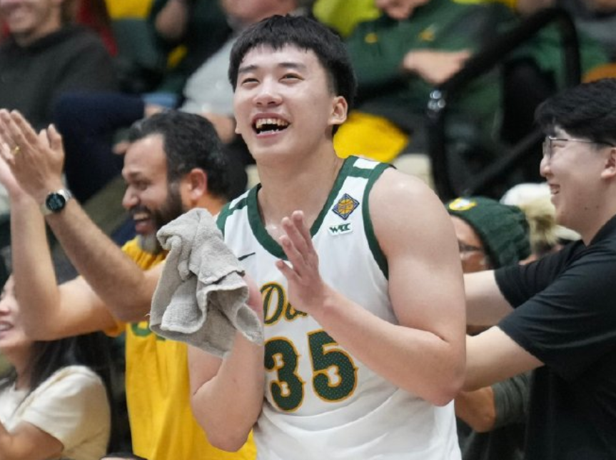 NCAA首秀惊艳！中国前锋王俊杰9分4板率队狂胜45分