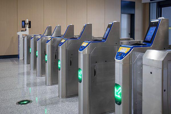 广州地铁广告争议：客服回应“并非所有人都不喜欢广告”错在哪？