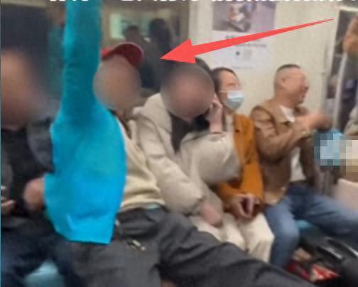 上海地铁老人强坐女子腿上事件：正脸曝光，细节披露与官方回应