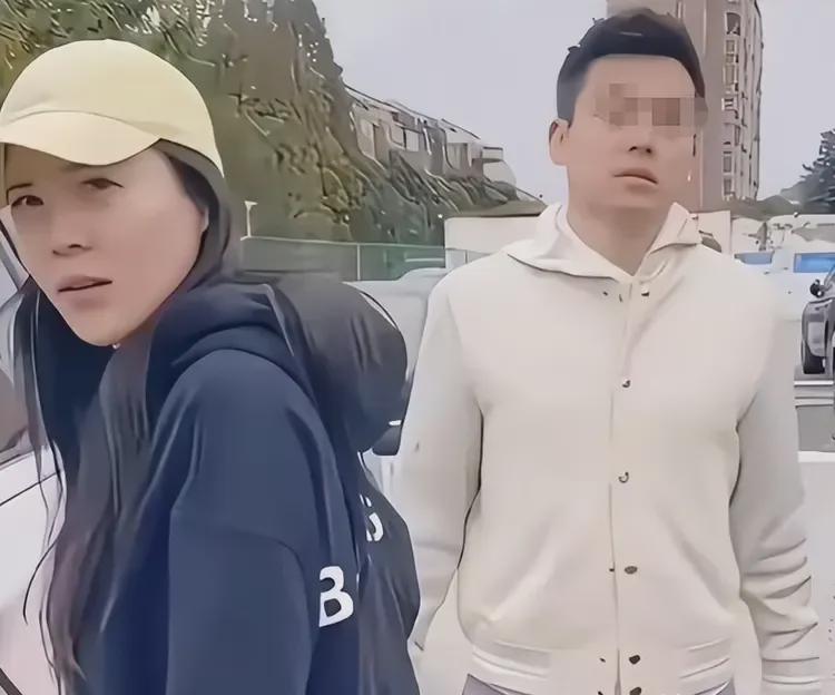 原配医院抓包丈夫出轨空姐后续：男方辞职，空姐私照曝光