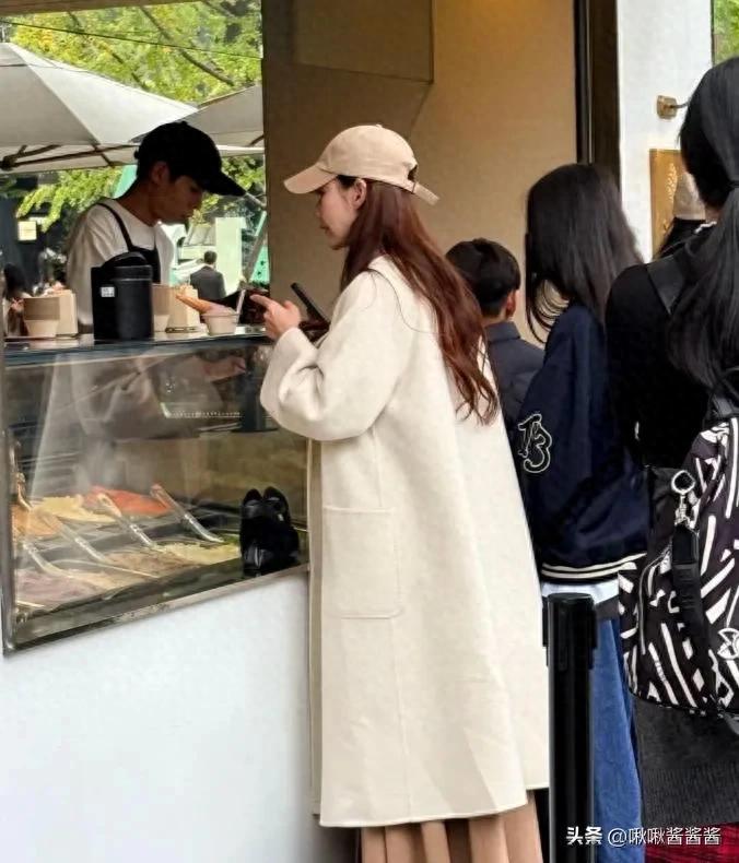 台媒质疑马筱梅汪小菲带娃游成都不顾考试，兔头风波引热议