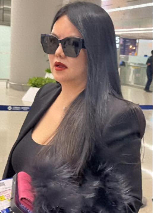 王岳伦机场送李湘母女，6W限量包引关注，王诗龄穿搭引热议