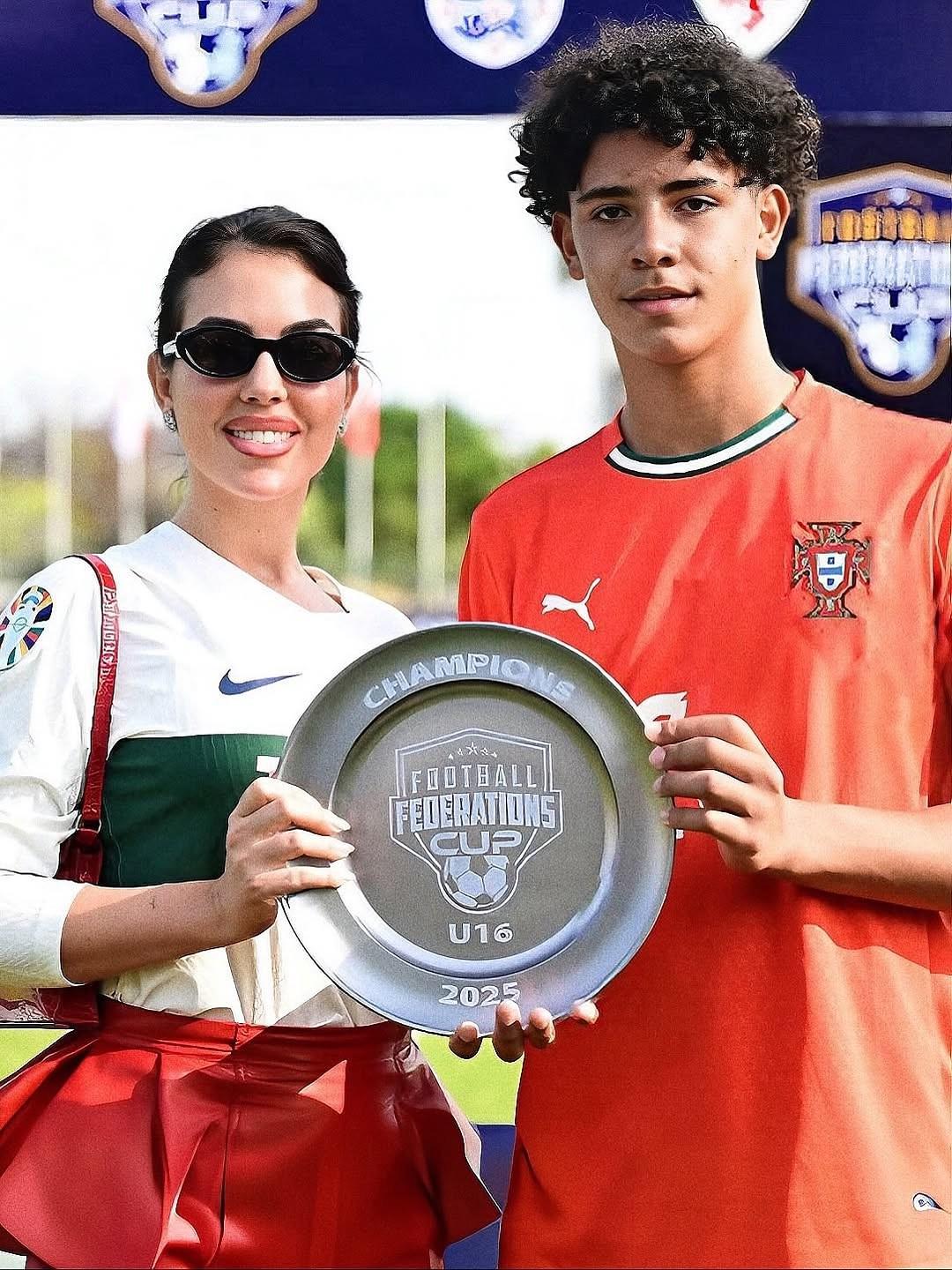 迷你罗率葡萄牙U16夺冠！乔治娜与C罗母亲现场观战助威