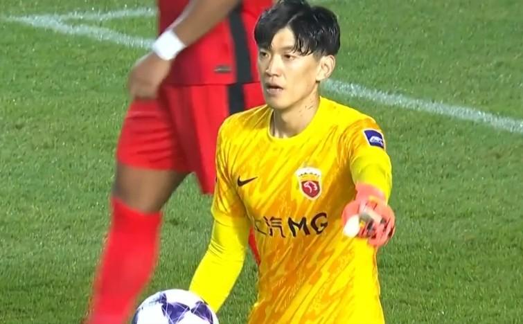 颜骏凌500场里程碑：上海海港门将的忠诚与荣耀