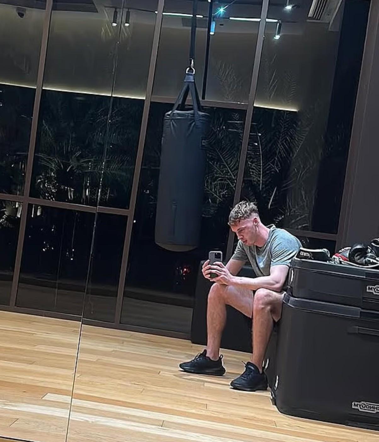 切尔西球星帕尔默康复进度更新，配图文字引热议