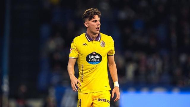 西乙奇葩一幕：巴拉多利德球员亲吻对手致其红牌罚下