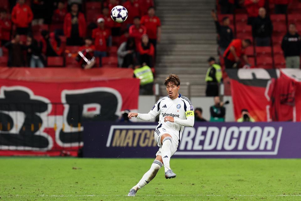32岁日本前国脚亚冠惊现40米乌龙！开场32秒吊射自家球门引热议