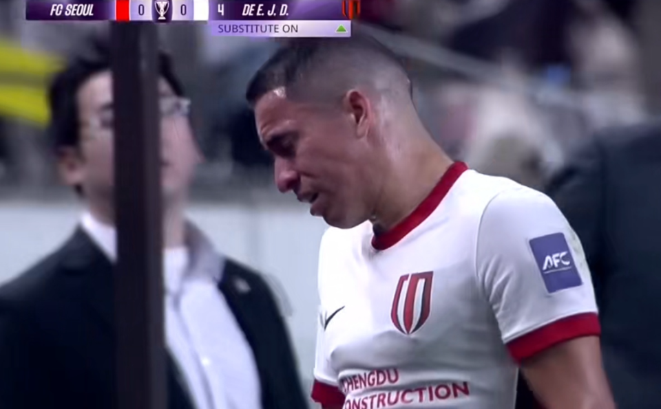 罗慕洛泪洒赛场！亚冠精英赛22分钟伤退，成都蓉城遭遇重创