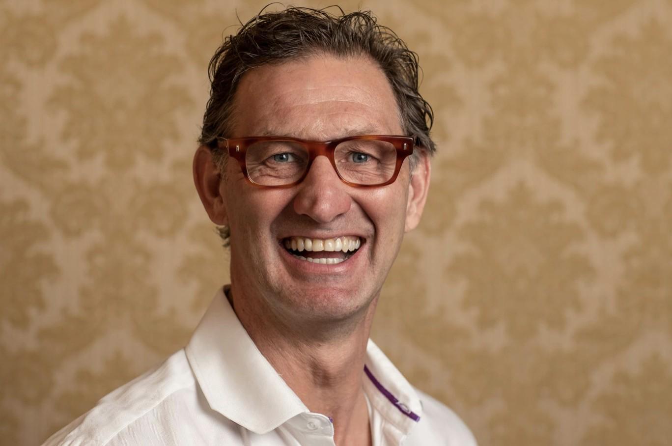 亚当斯揭秘：温格如何用智慧管理赖特迟到问题