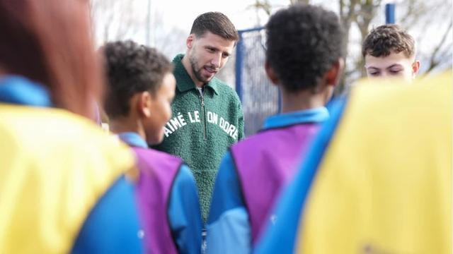 鲁本·迪亚斯荣膺2025年PFA西北足球奖社区冠军