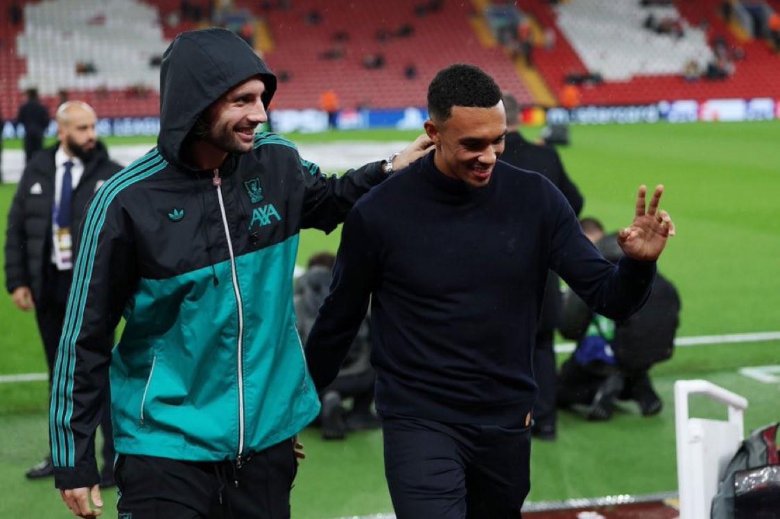 阿诺德重返安菲尔德，与索博斯洛伊并肩入场引关注