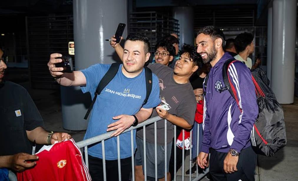 邮报独家：曼联今夏季后赛收入破千万，世界杯或成新挑战