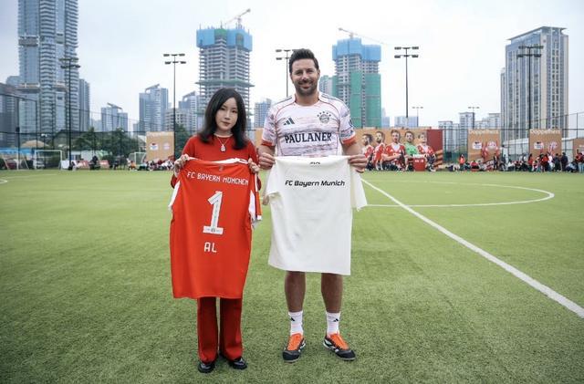 AL英雄联盟与拜仁跨界联动：菲菲与皮萨罗互换队服