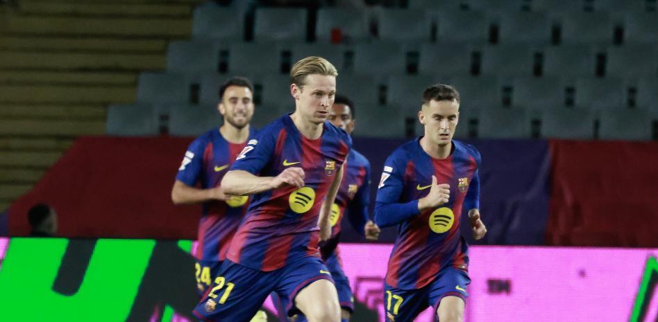 德容卡萨多欧冠再吃黄牌将停赛，巴萨后腰危机加剧