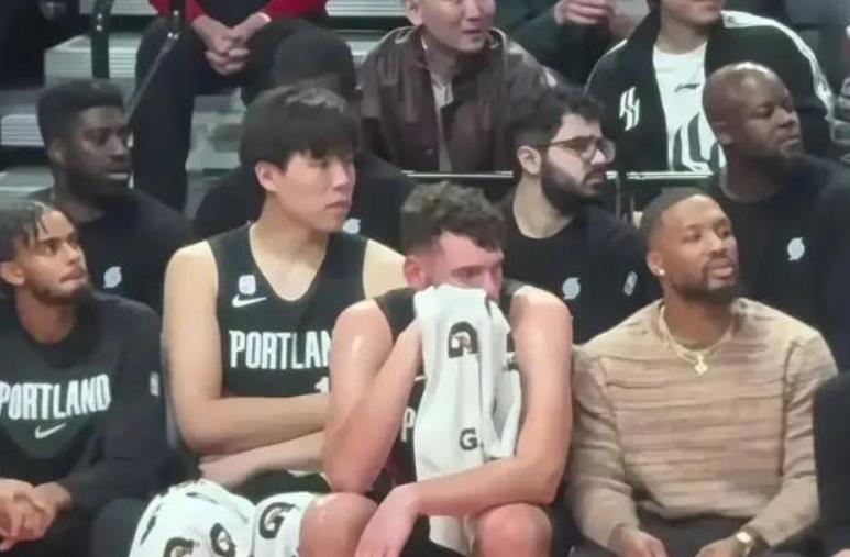 开拓者主场负湖人，杨瀚森连续被弃用引热议