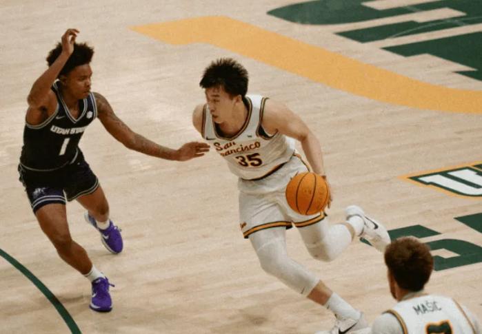 王俊杰NCAA首秀砍9分！美国解说盛赞：NBA级别动作惊艳全场