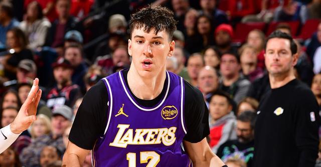 艾顿盛赞：湖人队总有球员挺身而出，拉拉维亚成关键开启者