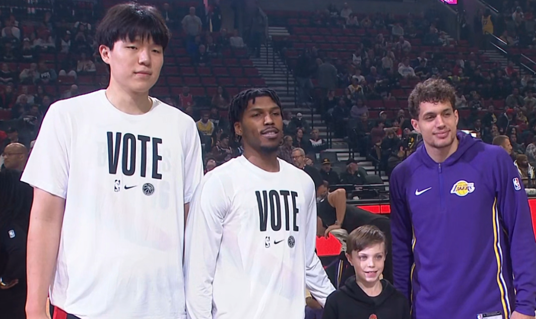 杨瀚森场边观战